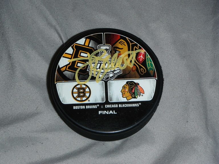 2013 BOSTON BRUINS JOHNNY BOYCHUK SIGNED STANLEY CUP PUCK  COLLECTIBLE MEMORABILIA