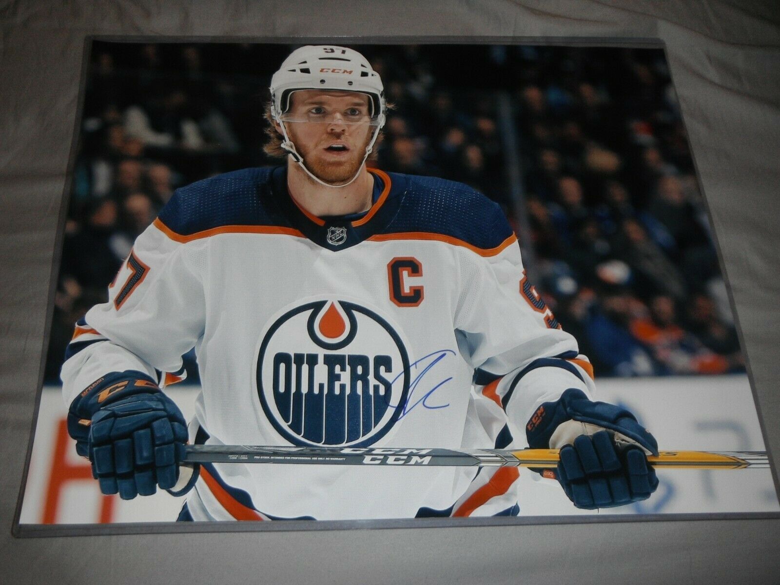 EDMONTON OILERS CONNOR MCDAVID SIGNED 16X20 WHITE JERSEY Collectible Memorabilia