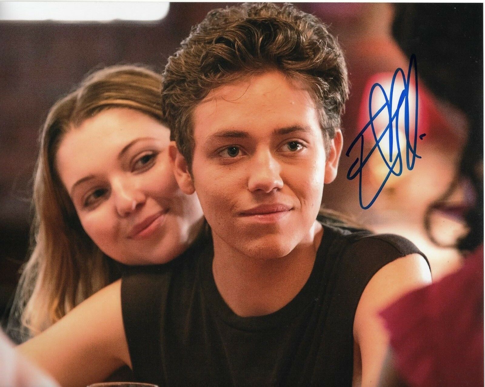 Shameless Ethan Cutkosky Signed Sitting With Girlfriend Behind Him 8x10 Collectible Memorabilia 2591