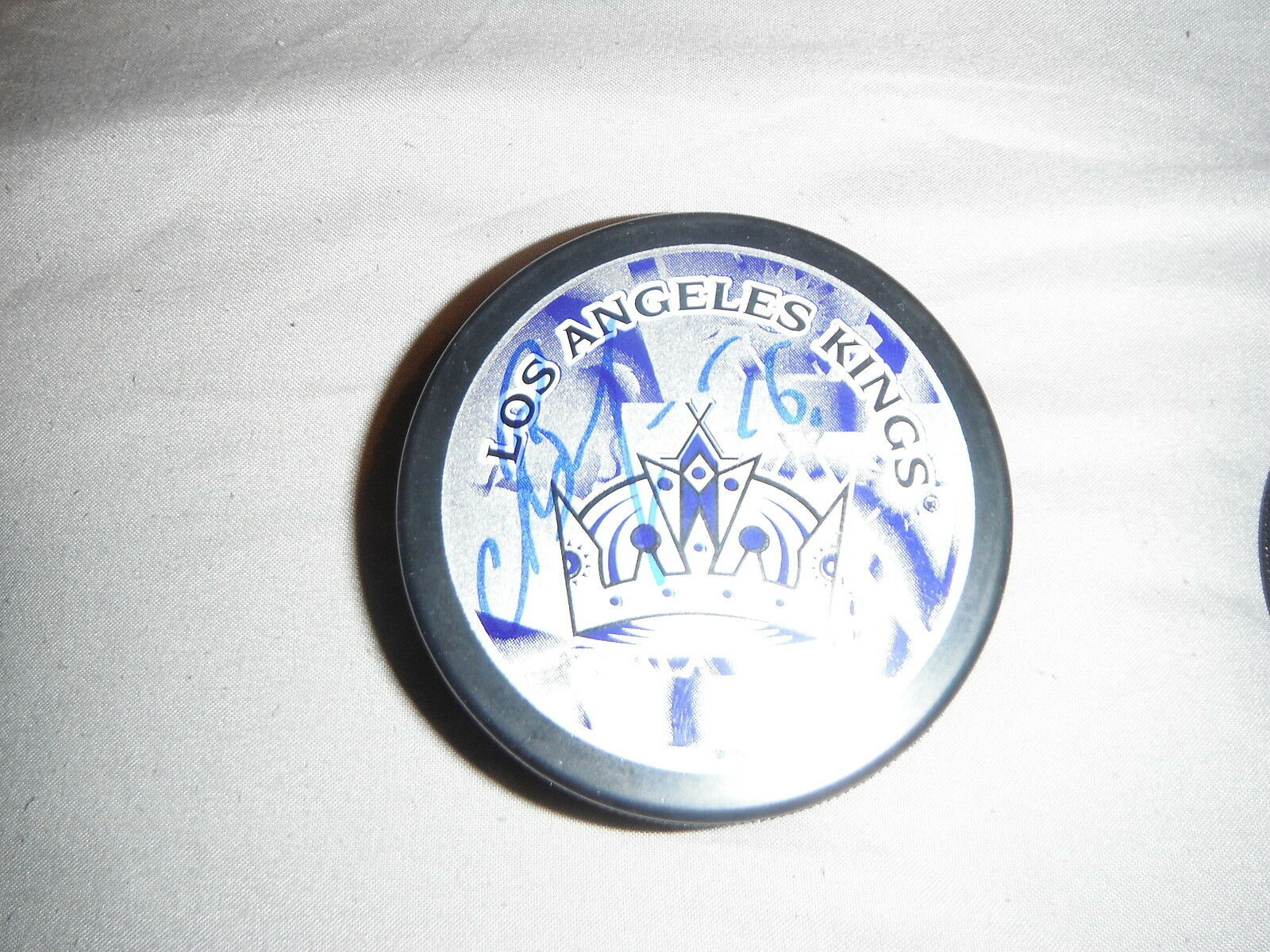 LOS ANGELES KINGS SLAVA VOYNOV SIGNED PUCK Collectible Memorabilia