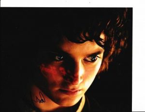 LORD OF THE RINGS ELIJAH WOOD SIGNED 8X10 REALLY COOL  COLLECTIBLE MEMORABILIA
