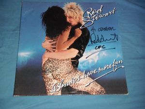 ROD STEWART SIGNED BLONDES HAVE MORE FUN VINYL ALBUM TO CRYSTAL  COLLECTIBLE MEMORABILIA