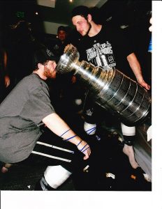 COLIN FRASER SIGNED LOS ANGELES KINGS DRINKING FROM CUP 8X10  COLLECTIBLE MEMORABILIA