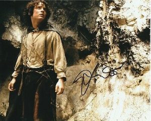 ELIJAH WOOD SIGNED AUTOGRAPHED THE LORD OF THE RINGS HOBBIT FRODO PHOTO  COLLECTIBLE MEMORABILIA