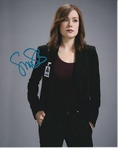 MEGAN BOONE SIGNED THE BLACKLIST ELIZABETH KEEN PHOTO W/ HOLOGRAM COA  COLLECTIBLE MEMORABILIA