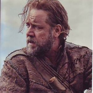 RUSSELL CROWE Signed ROBIN HOOD Photo w/ Hologram COA Collectible Memorabilia