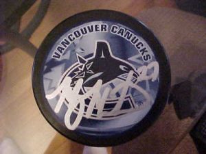 VANCOUVER CANUCKS MANNY MALHOTRA SIGNED PUCK  COLLECTIBLE MEMORABILIA