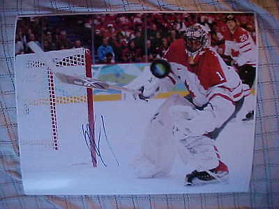 VANCOUVER CANUCKS ROBERTO LUONGO SIGNED 16X20  COLLECTIBLE MEMORABILIA