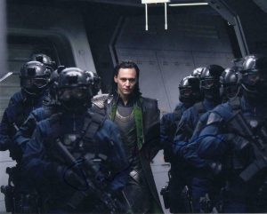 TOM HIDDLESTON SIGNED AUTOGRAPH 8X10 PHOTO – LOKI, THOR, AVENGERS ENDGAME STUD  COLLECTIBLE MEMORABILIA