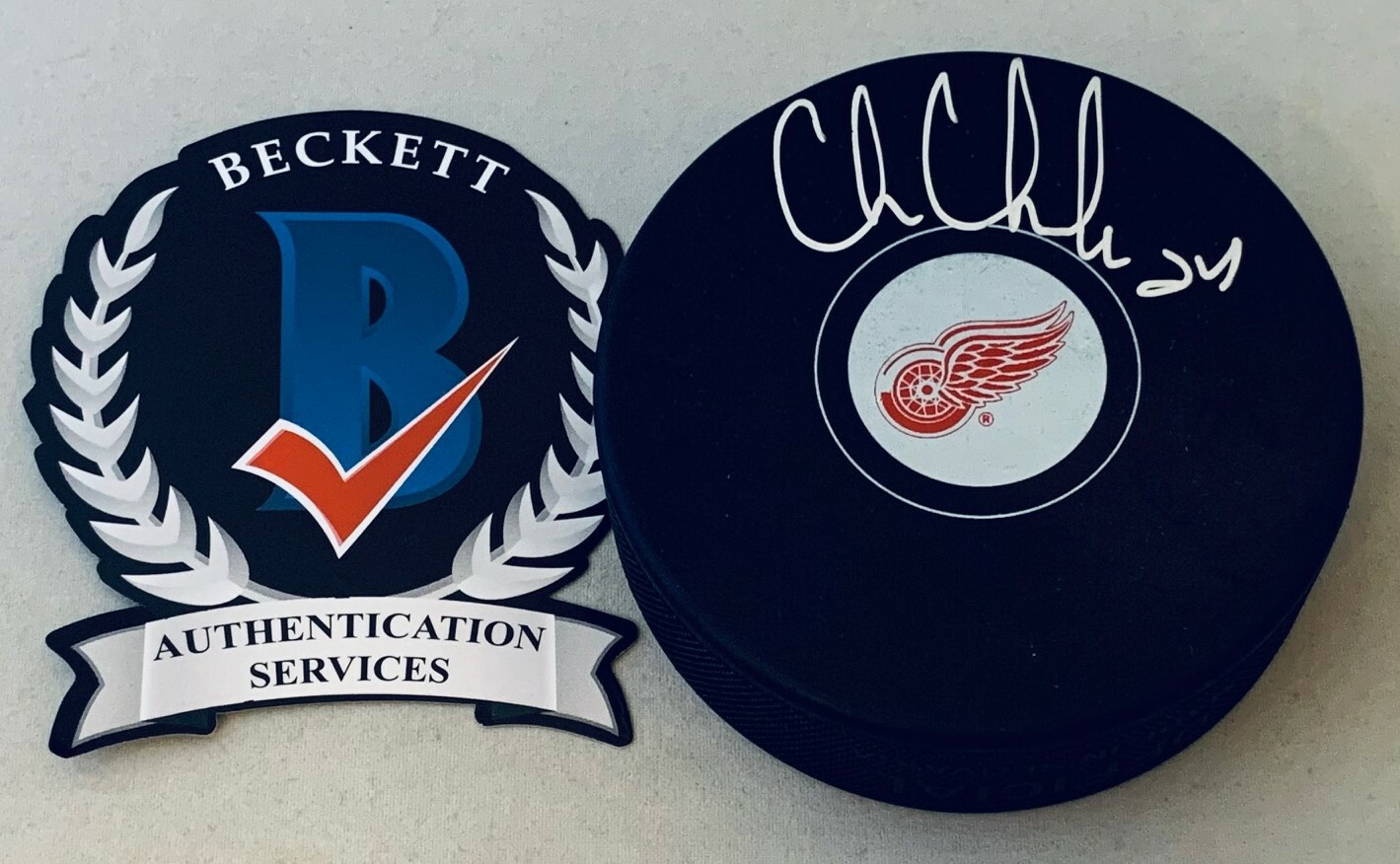 NEW LISTINGChris Chelios signed Detroit Red Wings Puck autographed Beckett Witnessed