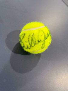 BILLIE JEAN KING SIGNED AUTOGRAPHED TENNIS BALL RARE CHAMPION LEGEND WITH COA B COLLECTIBLE MEMORABILIA
