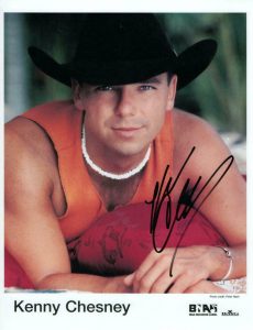 KENNY CHESNEY SIGNED AUTOGRAPH 8X10 PHOTO – COUNTRY MUSIC SUPERSTAR I WILL STAND COLLECTIBLE MEMORABILIA
