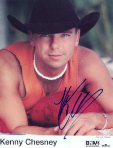 KENNY CHESNEY SIGNED AUTOGRAPH 8X10 PHOTO – COUNTRY MUSIC SUPERSTAR I WILL STAND COLLECTIBLE MEMORABILIA