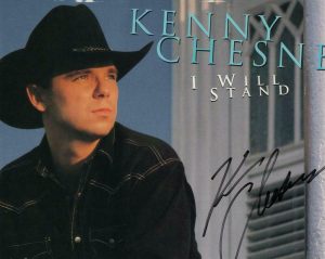 KENNY CHESNEY SIGNED AUTOGRAPH 8X10 PHOTO – COUNTRY MUSIC THE ROAD AND THE RADIO COLLECTIBLE MEMORABILIA
