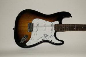 KENNY CHESNEY SIGNED AUTOGRAPH FENDER BRAND ELECTRIC GUITAR – EVERYWHERE WE GO COLLECTIBLE MEMORABILIA