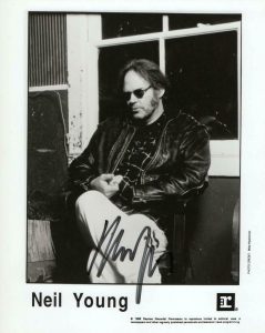 NEIL YOUNG SIGNED AUTOGRAPH 8X10 PHOTO – CRAZY HORSE, BUFFALO SPRINGFIELD, CSNY COLLECTIBLE MEMORABILIA
