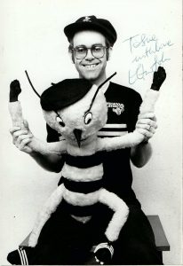 SIR ELTON JOHN SIGNED AUTOGRAPH 5×8 PHOTO – “TO SUE” VERY UNIQUE RARE IMAGE REAL COLLECTIBLE MEMORABILIA