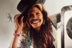 AEROSMITH STEVEN TYLER SIGNED 24×36 CANVAS TIPPING HAT POSTER PHOTO VIDEO PROOF COLLECTIBLE MEMORABILIA