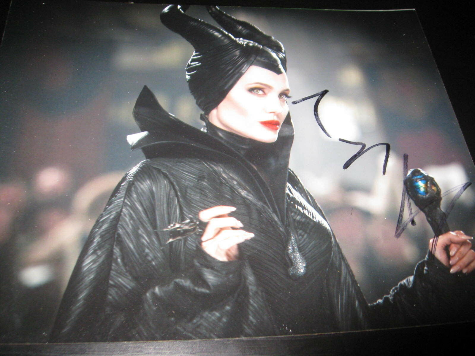 Angelina Jolie con autografo Maleficent 