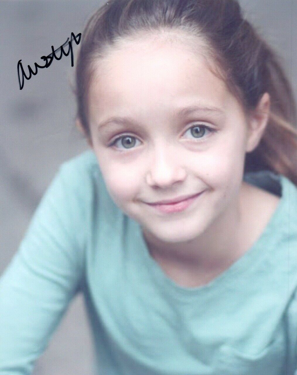 Austyn Johnson Signed Autographed 8x10 Photo The Greatest Showman