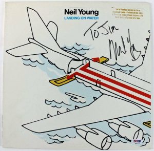 NEIL YOUNG LANDING ON WATER SIGNED ALBUM COVER W/ VINYL PSA/DNA #Q45758 COLLECTIBLE MEMORABILIA
