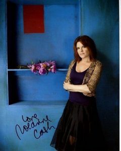 ROSANNE CASH SIGNED AUTOGRAPHED PHOTO DAUGHTER OF JOHNNY COLLECTIBLE MEMORABILIA