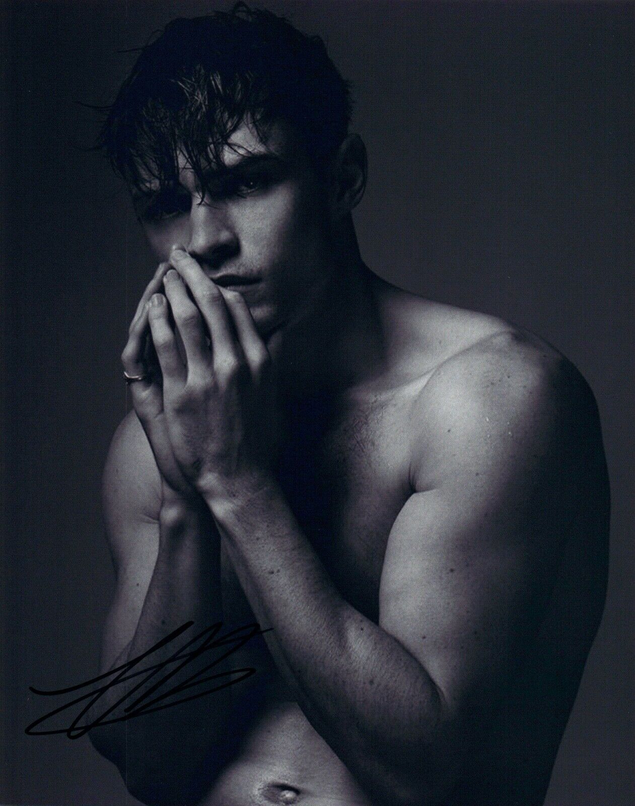 Thomas Doherty Signed Autographed 8x10 Photo Descendants Actor