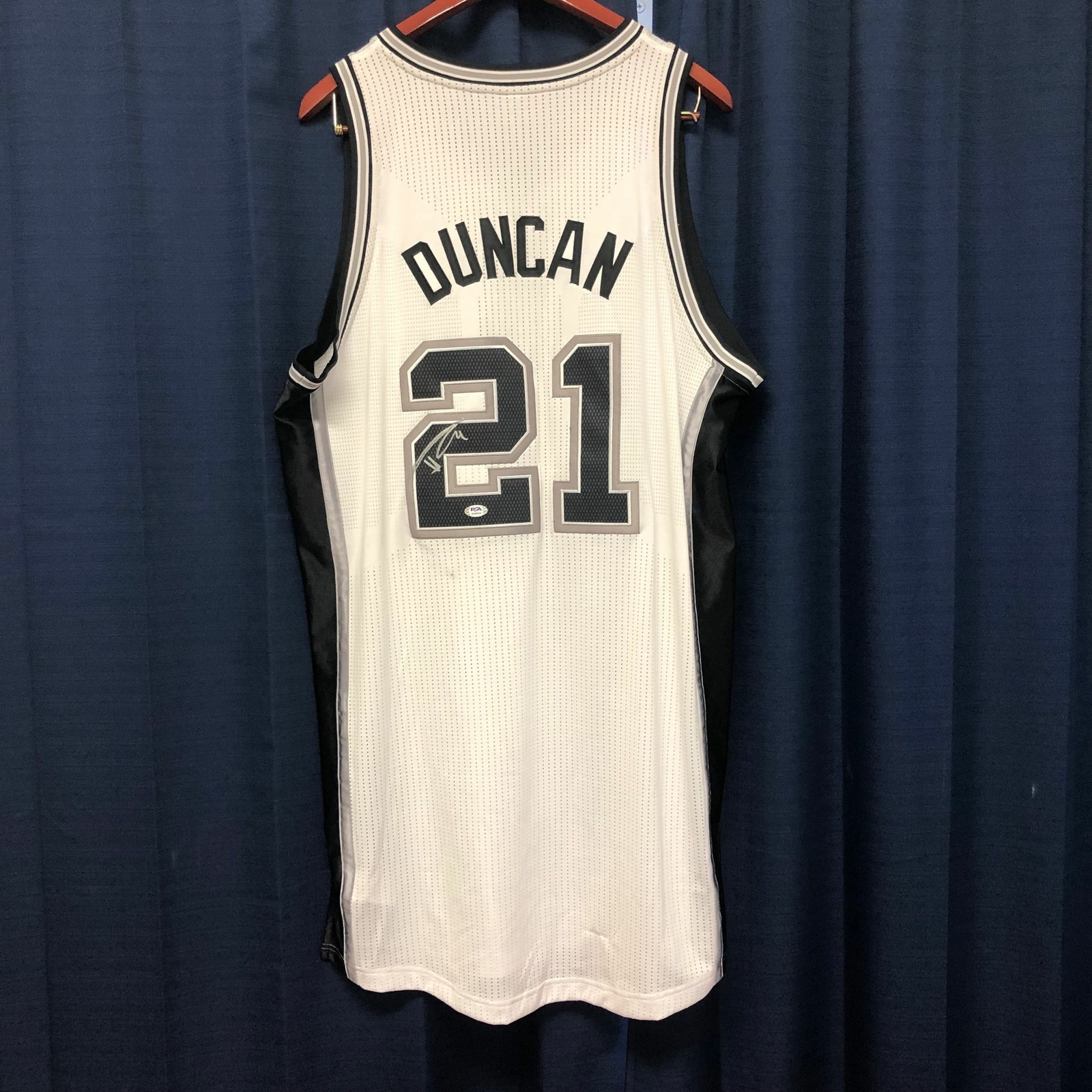 NEW LISTINGTim Duncan signed jersey PSA/DNA San Antonio Spurs Autographed