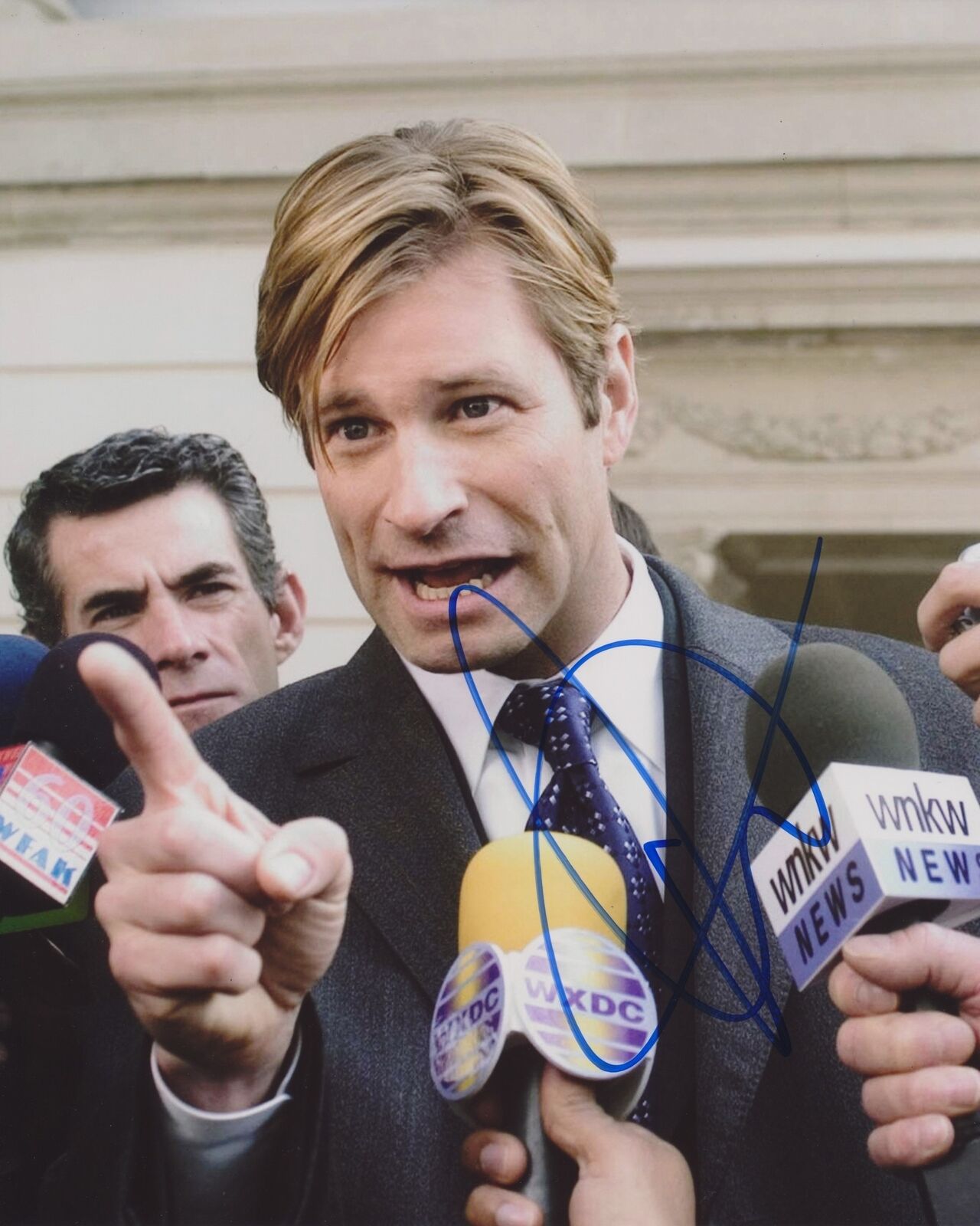 AARON ECKHART SIGNED THANK YOU FOR SMOKING 8X10 PHOTO Autographia