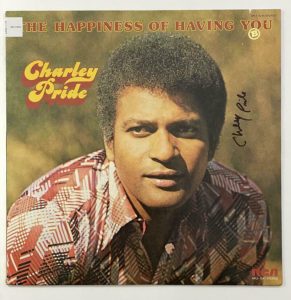 CHARLEY PRIDE SIGNED AUTOGRAPH ALBUM VINYL RECORD – THE HAPPINESS OF HAVING YOU COLLECTIBLE MEMORABILIA