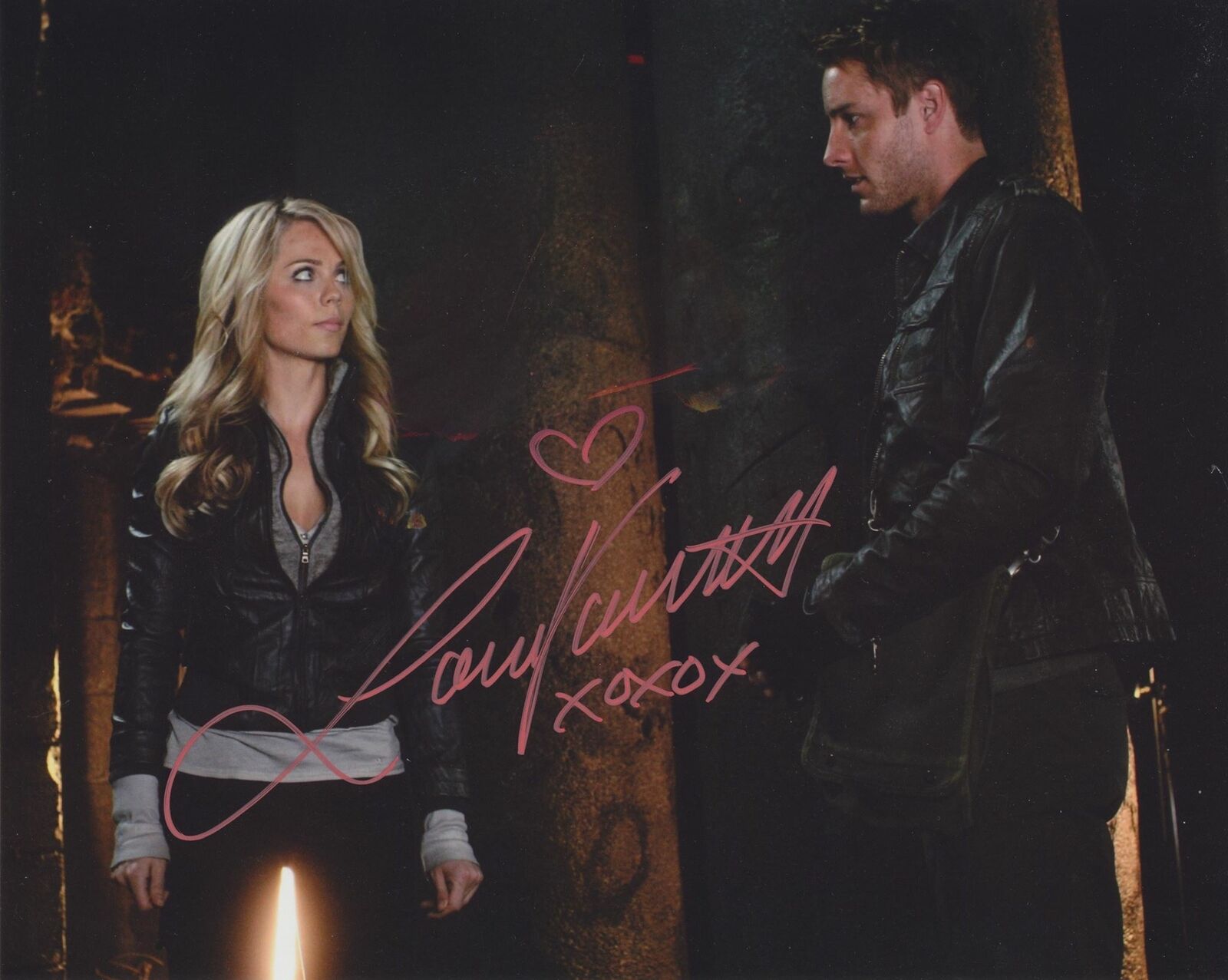 LAURA VANDERVOORT SIGNED SMALLVILLE 8X10 PHOTO | Autographia