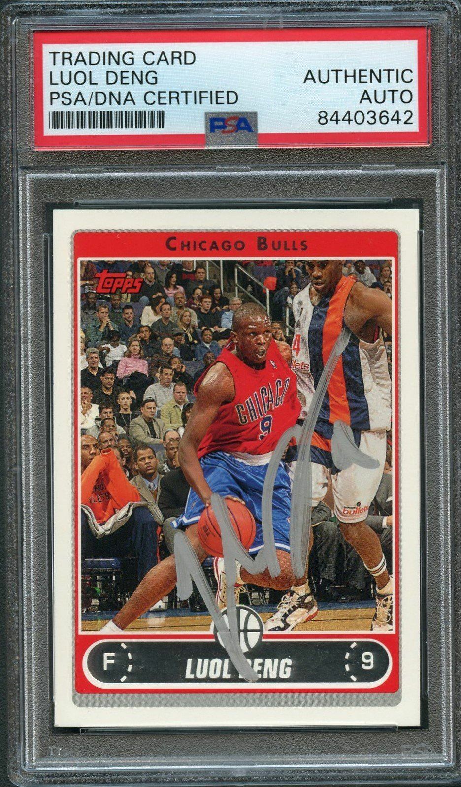 2006-07 TOPPS BASKETBALL #52 LUOL DENG SIGNED CARD AUTO PSA SLABBED BULLS COLLECTIBLE MEMORABILIA