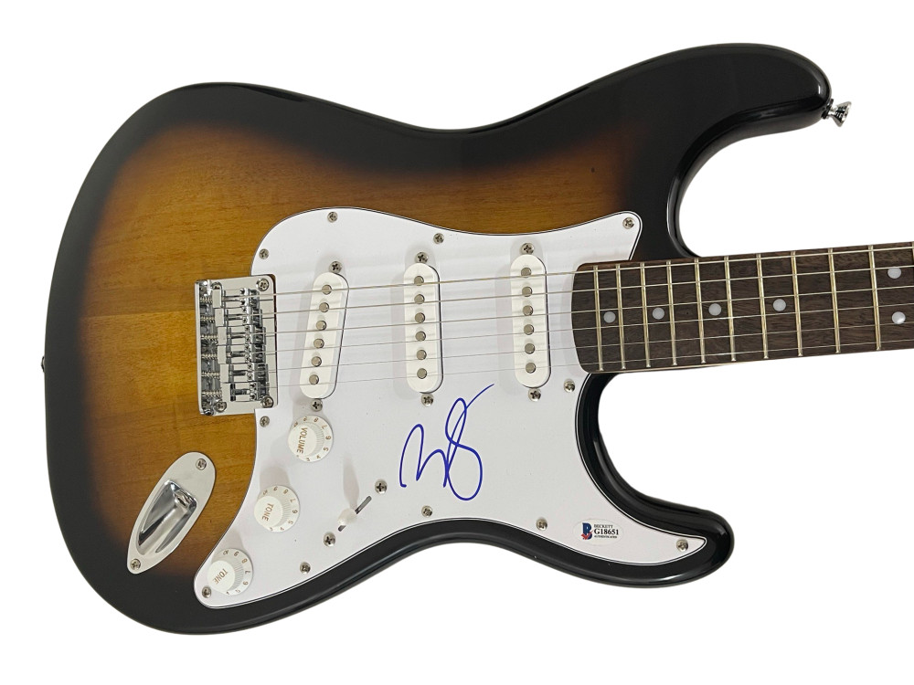 BRAD PAISLEY SIGNED FULL SIZE ELECTRIC GUITAR FENDER AUTHNETIC AUTOGRAPH BECKETT