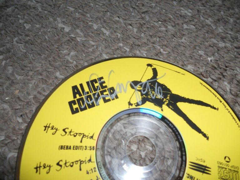 ALICE COOPER HEY STUPID AUTOGRAPH SIGNED CD SINGLE PSA GUARANTEED SIGNED IN 1996 COLLECTIBLE MEMORABILIA