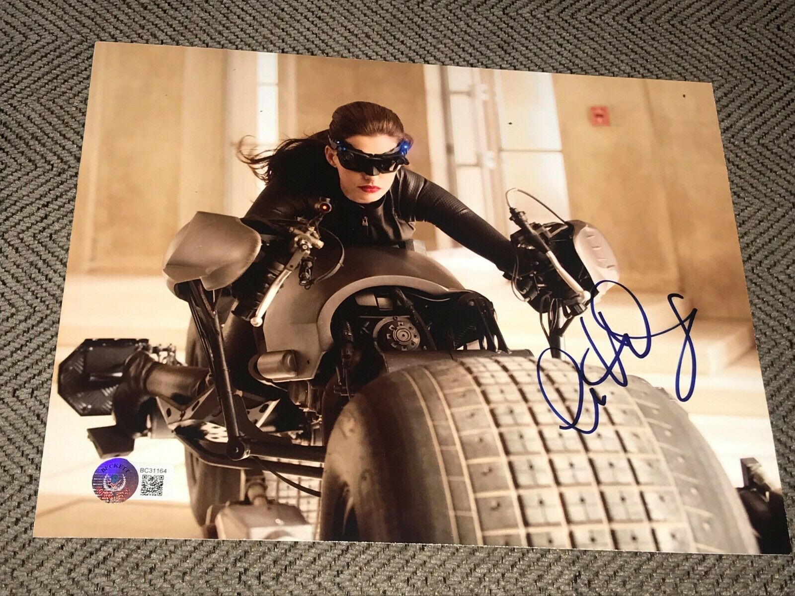 ANNE HATHAWAY SIGNED AUTOGRAPH 8x10 PHOTO DARK KNIGHT CATWOMAN BECKETT ...