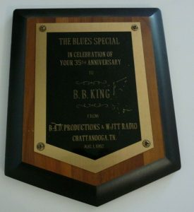 BB KING OWNED 1982 35TH BLUES SPECIAL AWARD PLAQUE JULIEN’S ESTATE AUCTION COLLECTIBLE MEMORABILIA