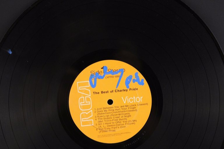 CHARLEY PRIDE BEST OF AUTOGRAPHED SIGNED LP ALBUM PSA GUARANTEED #2 COLLECTIBLE MEMORABILIA