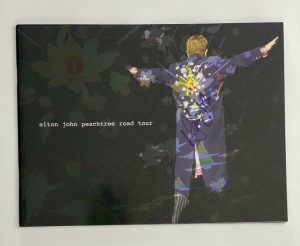 ELTON JOHN SIGNED AUTOGRAPH 2004 PEACH TREE ROAD TOUR PROGRAM BOOK – REAL COA COLLECTIBLE MEMORABILIA