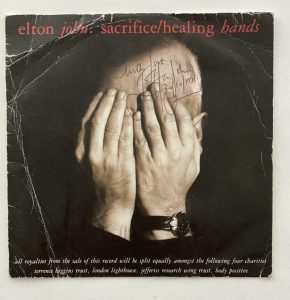 ELTON JOHN SIGNED AUTOGRAPH 7″ SINGLE ALBUM VINYL RECORD SACRIFICE/HEALING HANDS COLLECTIBLE MEMORABILIA