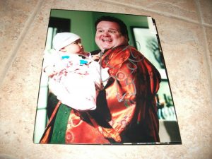 ERIC STONESTREET MODERN FAMILY CAMERON SIGNED 8×10 TELEVISION AUTOGRAPHED PHOTO COLLECTIBLE MEMORABILIA