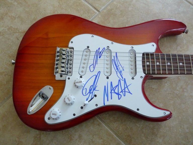 HOT CHELLE RAY BAND SIGNED AUTOGRAPHED GUITAR PSA GUARANTEED COLLECTIBLE MEMORABILIA