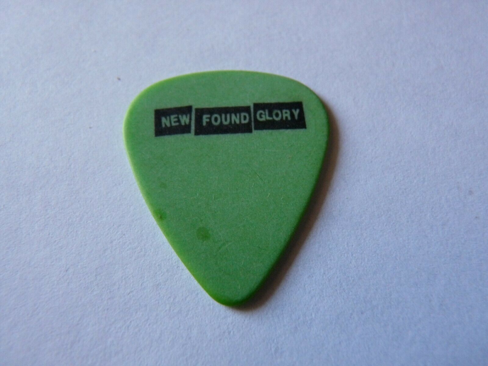 NEW FOUND GLORY BLACK ON GREEN VINTAGE 2003 CONCERT TOUR ISSUED GUITAR PICK COLLECTIBLE MEMORABILIA