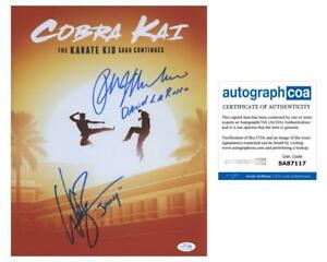 HWC Trading FR A4 Ralph Macchio & William Zabka Cobra Kai Regali Stampati Autografo Firmato Immagine Per Gli Appassionati Di Programma Televisivo - A4 Framed