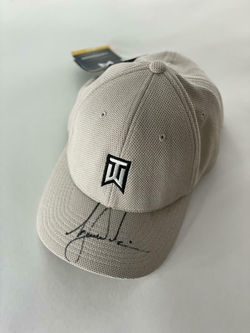 TIGER WOODS SIGNED AUTOGRAPH TW NIKE 