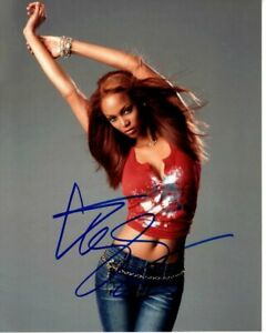 TYRA BANKS Signed SEXY Photo w/ Hologram COA | Autographia