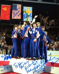 1980 OLYMPIC HOCKEY HAND SIGNED 8×10 COLOR PHOTO+COA SIGNED BY 8 TO JOHN COLLECTIBLE MEMORABILIA