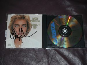 BARRY MANILOW SIGNED GREATEST HITS CD COVER COLLECTIBLE MEMORABILIA