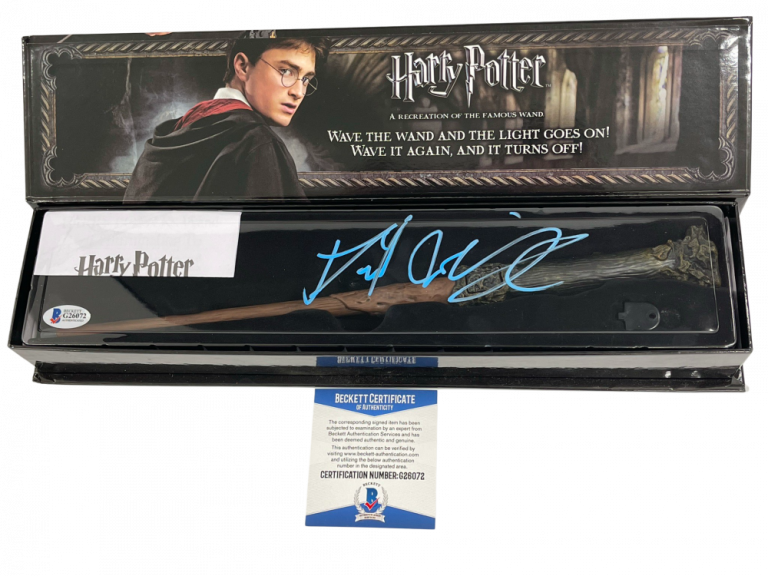 DANIEL RADCLIFFE SIGNED HARRY POTTER ILLUMINATING WAND AUTOGRAPH BECKETT COA 19 COLLECTIBLE MEMORABILIA
