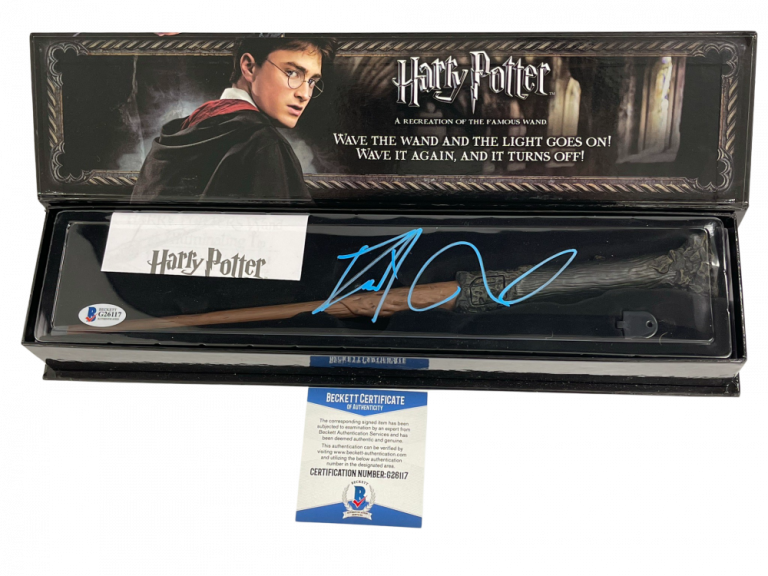 DANIEL RADCLIFFE SIGNED HARRY POTTER ILLUMINATING WAND AUTOGRAPH BECKETT COA 36 COLLECTIBLE MEMORABILIA