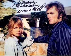 DONNA MILLS HAND SIGNED 8×10 PHOTO AMAZING POSE WITH EASTWOOD TO MICHAEL COLLECTIBLE MEMORABILIA